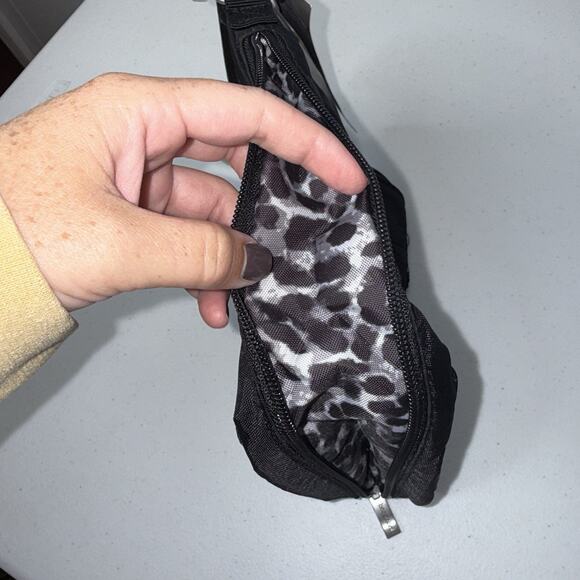 Baggallini Women’s Expandable Pocket Crossbody Bag Black NWT Flaw - Picture 4 of 6